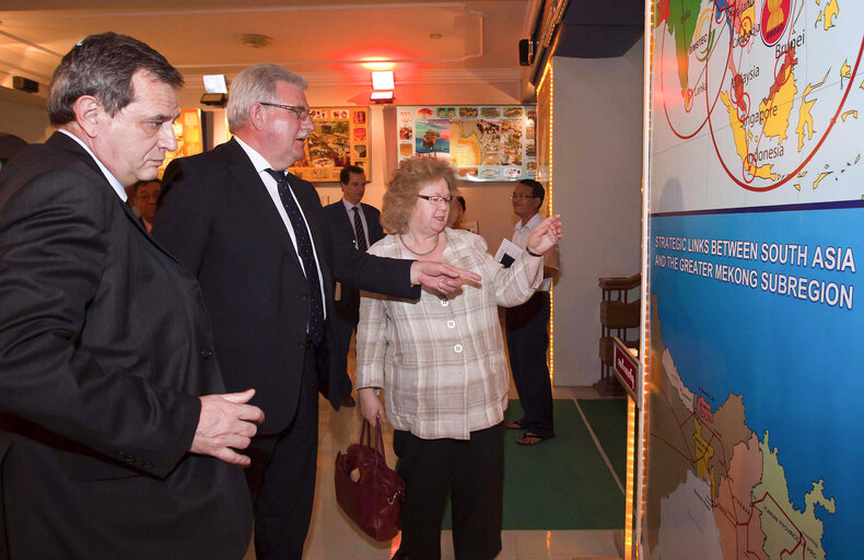 Fotografi 28: Nay Pyi Taw- Myanmar, 27 February 2012,     VISIT OF MEMBERS OF THE EUROPEAN PARLIAMENT TO MINISTER OF COMMERCE  Mr.Marian-Jean MARINESCU Vice-Chair Romania Partidul Democrat-Liberal ); Chairman Mr.Werner LANGEN Member Germany Christlich Demokratische Union Deutschlands) and Mrs.Jean LAMBERT)    PHOTO: Joan Manuel BALIELLAS