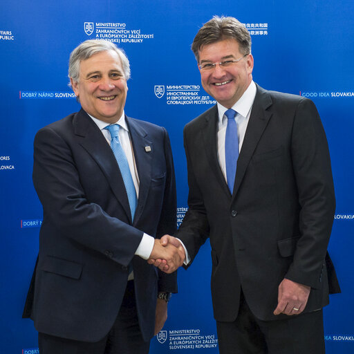 Foto 2: President of the European Parliament Antonio Tajani (L) and Slovak Foreign Affairs Minister Miroslav Lajcak (R) pose for a photo a in Bratislava on April, 24.