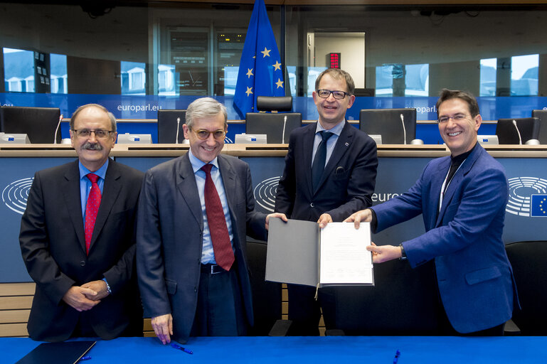 Fotografi 1: Signature ceremony of the joint handbook on the ordinary legislative procedure