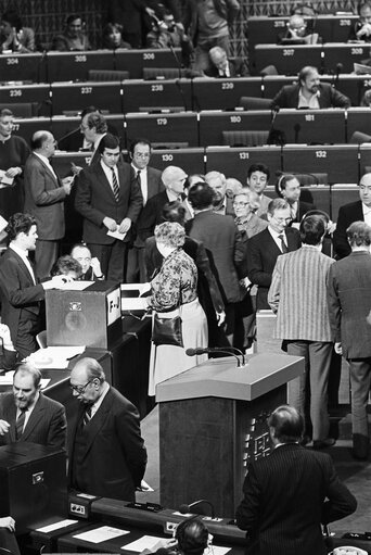 Fotografija 37: MEPs voting during the election of the new EP President in a plenary session in Strasbourg on the 20th of January 1987