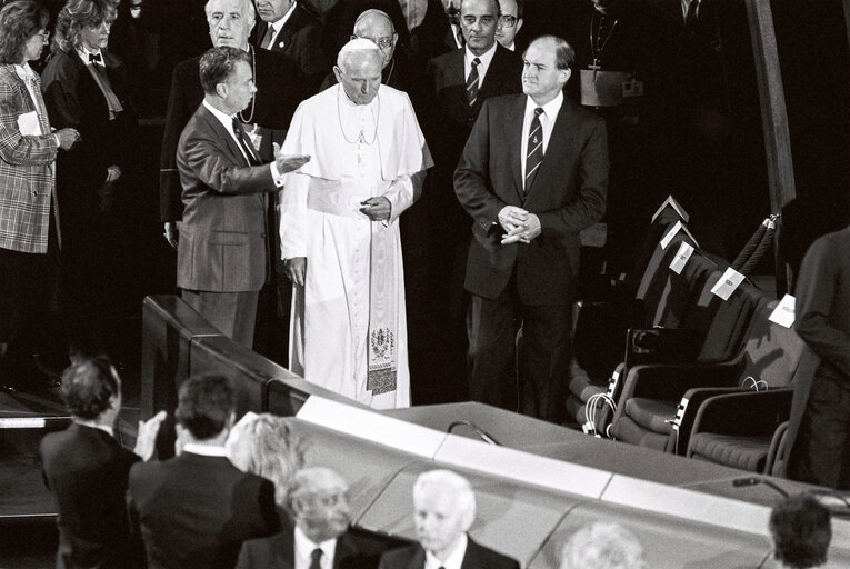 Foto 17: Visit of Pope John Paul II to the EP in Strasbourg, October 11, 1988.