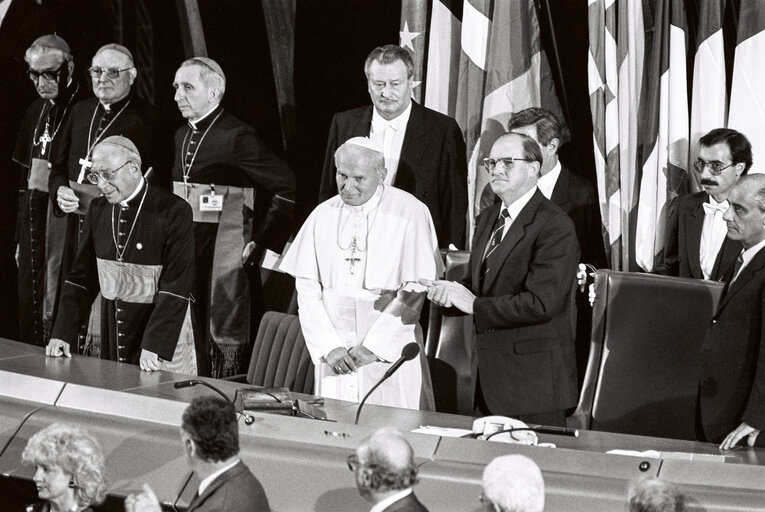 Φωτογραφία 16: Visit of Pope John Paul II to the EP in Strasbourg, October 11, 1988.