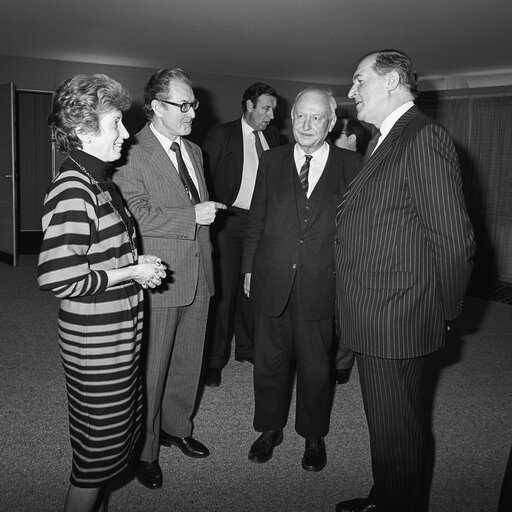 Fotografi 2: Lord HENRI PLUMB meets with guests in his office