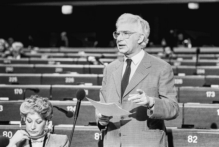 MEP Willy DE CLERCQ in a session in Strasbourg in February 1987.