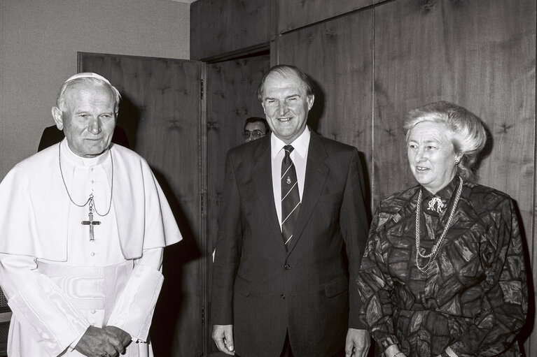 Photo 21 : Visit of Pope John Paul II to the EP in Strasbourg.