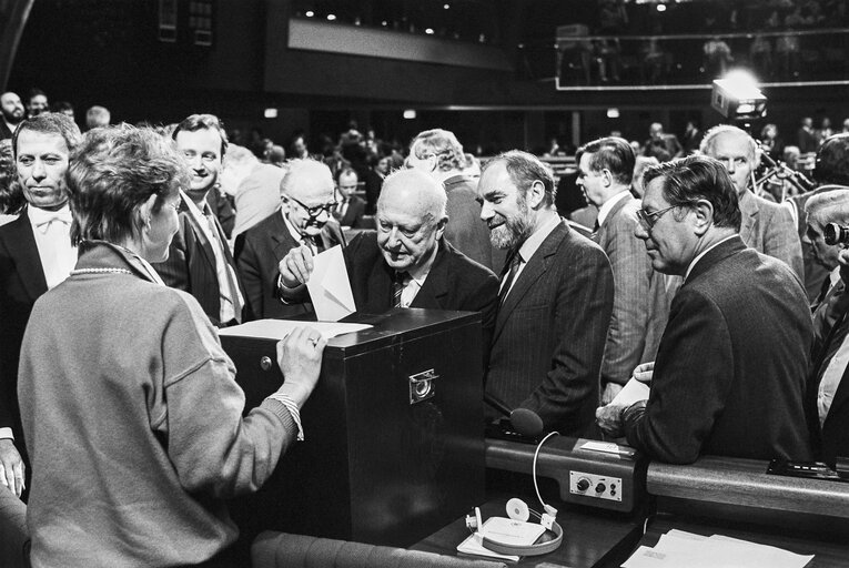 Fotografija 11: Election of the new EP President in a plenary session in Strasbourg on the 20th of January 1987