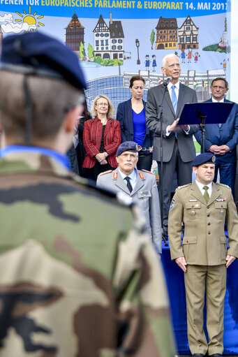 Foto 14: Open Day of the European institutions 2017 - Strasbourg -   Raise of the European Union flag by the Eurocorps