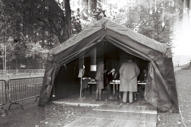 Fotografi 2: Press accreditation booth at the EP in Strasbourg for the visit of Pope John Paul II, on October 11, 1988