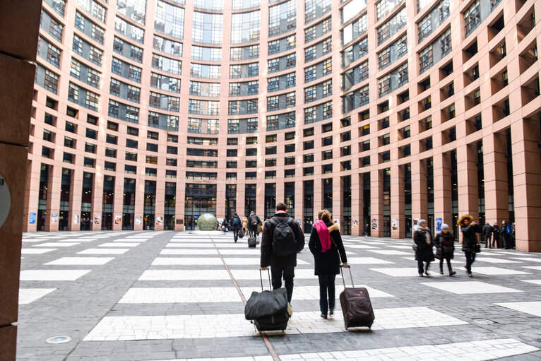 Fotografi 9: Arrival of civil servants by bus from Brussels to Strasbourg