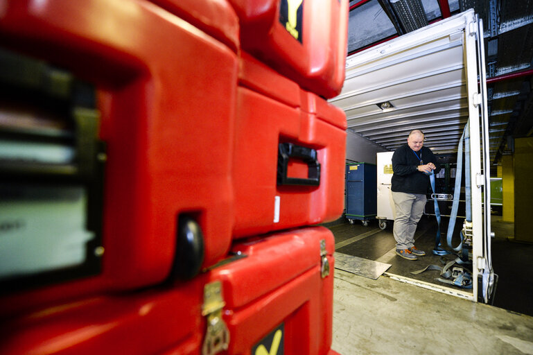 Movers transporting canteens from Brussels to Strasbourg