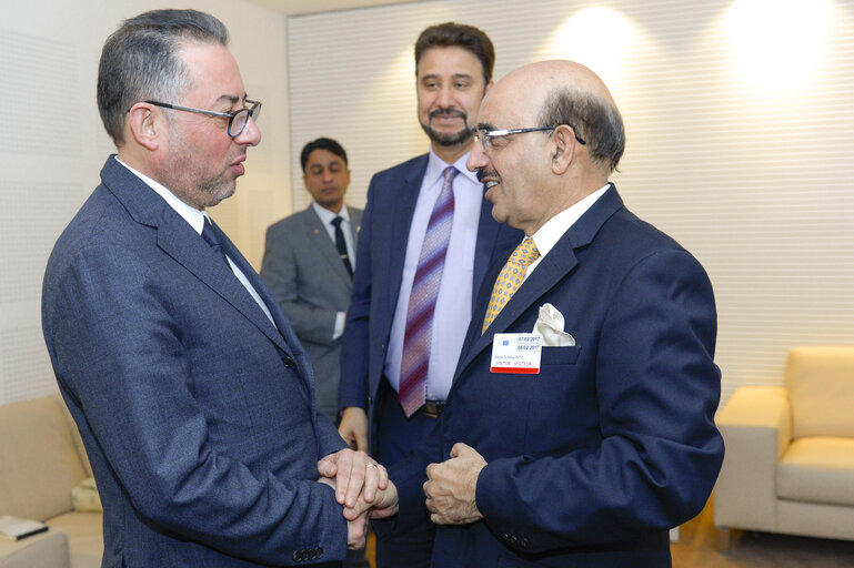 Fotografia 4: Gianni PITTELLA meets with President of Azad Jammu and Kashmir, H.E. Sardar Mohammad Masood Khan