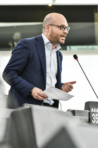 Fotografia 5: Lorenzo FONTANA MEP speaks in plenary session - Week 20  2017 in Strasbourg