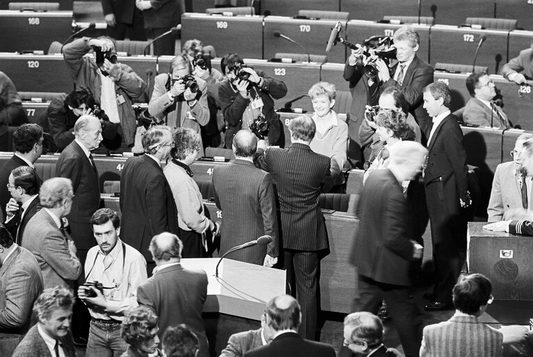 Fotografija 38: MEPs voting during the election of the new EP President in a plenary session in Strasbourg on the 20th of January 1987