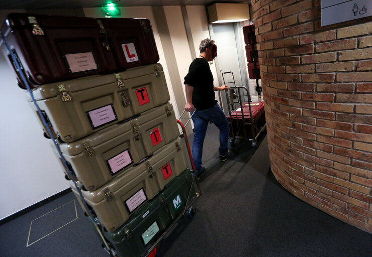 Movers transporting canteens from Strasbourg to Brussels