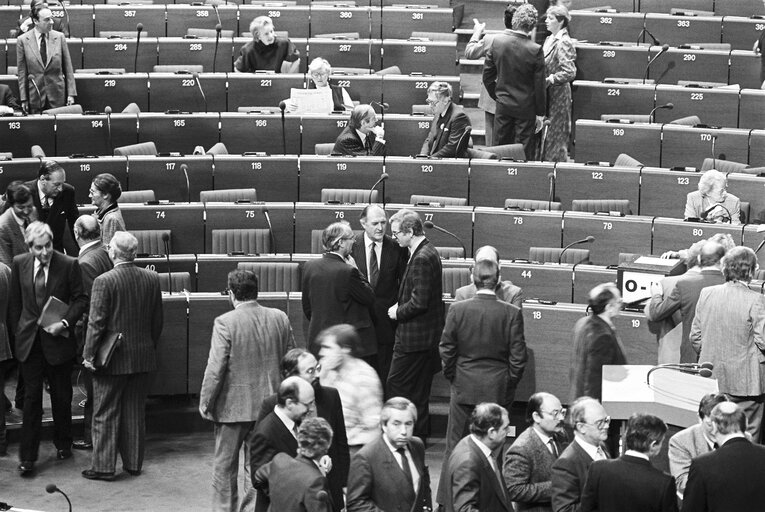 Fotografija 39: MEPs voting during the election of the new EP President in a plenary session in Strasbourg on the 20th of January 1987