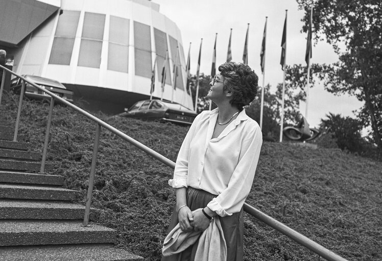 Zdjęcie 1: MEP Jeanette OPPENHEIM  poses in front of the EP in Strasbourg