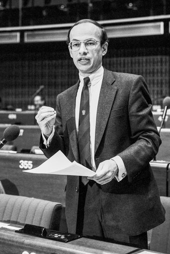 MEP Gijs DE VRIES in a session in Strasbourg in February 1987