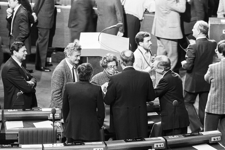 Fotografija 40: MEPs voting during the election of the new EP President in a plenary session in Strasbourg on the 20th of January 1987