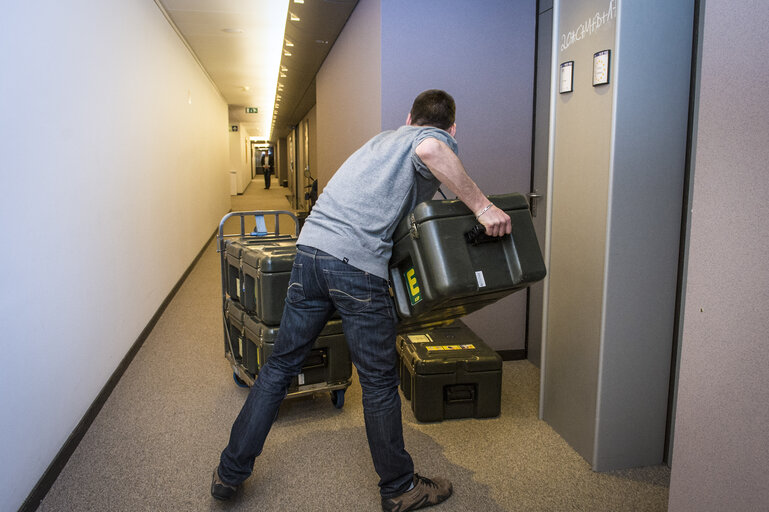 Movers transporting canteens from Brussels to Strasbourg