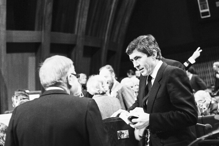 Fotografija 41: MEPs voting during the election of the new EP President in a plenary session in Strasbourg on the 20th of January 1987