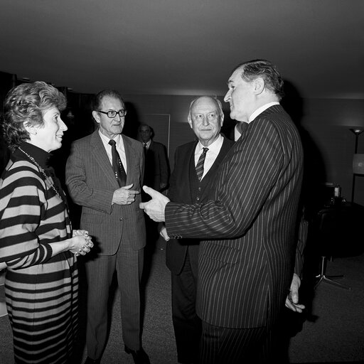 Fotografi 4: Lord HENRI PLUMB meets with guests in his office