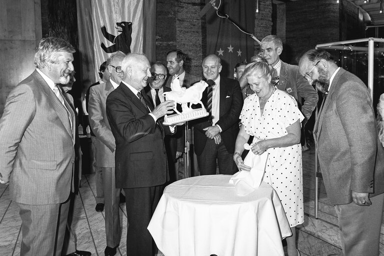 Foto 2: EP President opens an exhibition of ceramics from Berlin at the EP in Strasbourg in July 1986