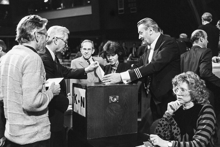 Fotagrafa 42: MEPs voting during the election of the new EP President in a plenary session in Strasbourg on the 20th of January 1987