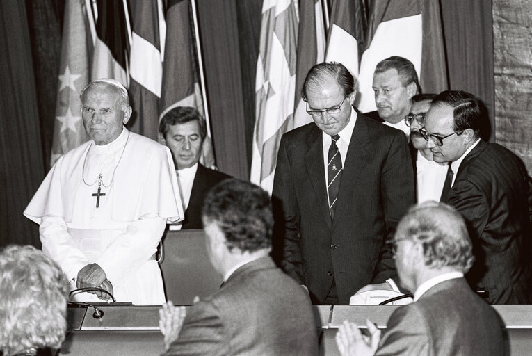 Photo 15 : Visit of Pope John Paul II to the EP in Strasbourg, October 11, 1988.