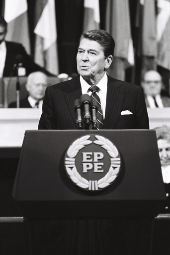 Fotagrafa 19: Official visit of Ronald REAGAN President of the United States in Strasbourg in May 1985. Plenary session