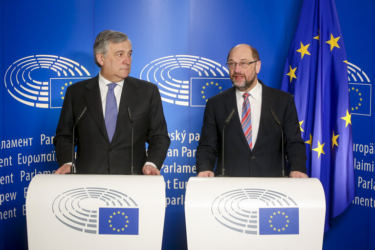 Fotografie 3: Hand Over and Press point of Martin SCHULZ and Antonio TAJANI - EP President