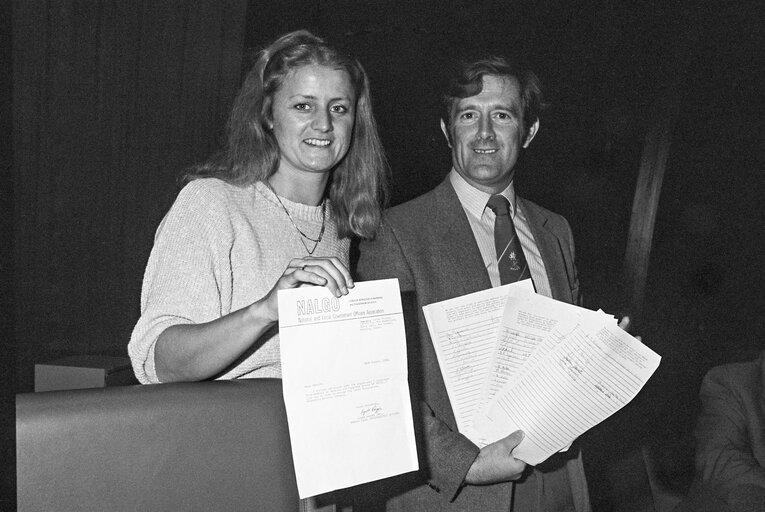 Fotografie 3: Mep's Carole TONGUE and Winston James GRIFFITHS at the EP in Strasbourg receives a petition about legislation regarding pension schemes