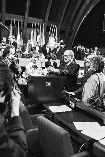 Fotografija 43: MEPs voting during the election of the new EP President in a plenary session in Strasbourg on the 20th of January 1987