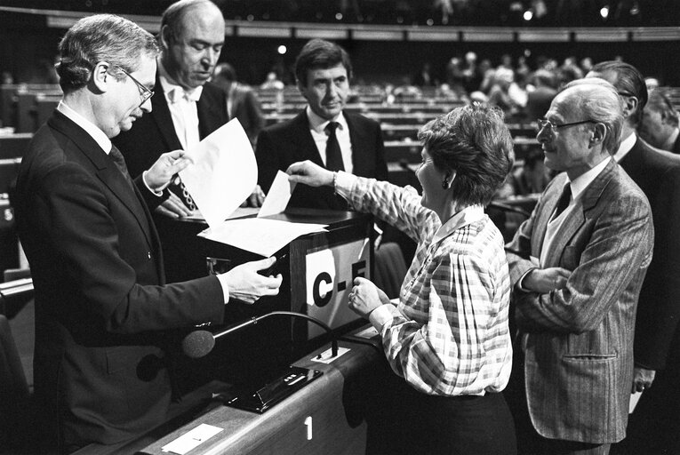 Fotagrafa 45: MEPs voting during the election of the new EP President in a plenary session in Strasbourg on the 20th of January 1987