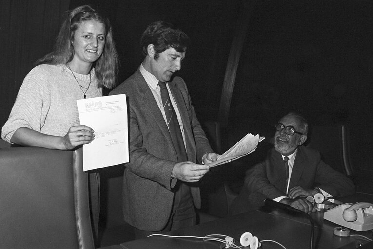 Zdjęcie 4: Mep's Carole TONGUE and Winston James GRIFFITHS at the EP in Strasbourg receives a petition about legislation regarding pension schemes