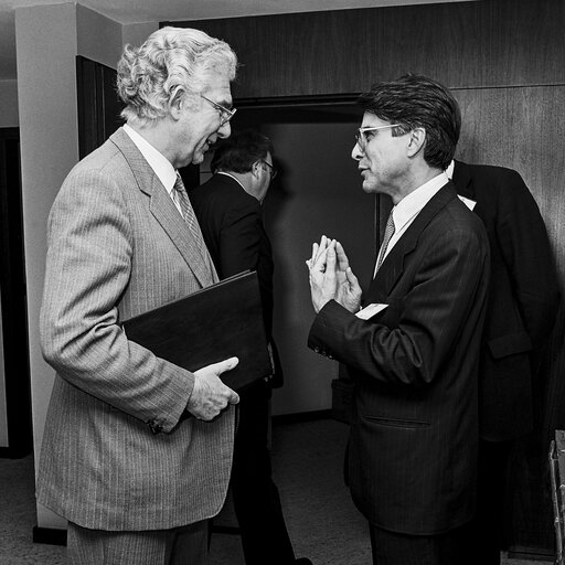 Valokuva 3: Meeting with US Delegation at the EP in Brussels in January 1985.