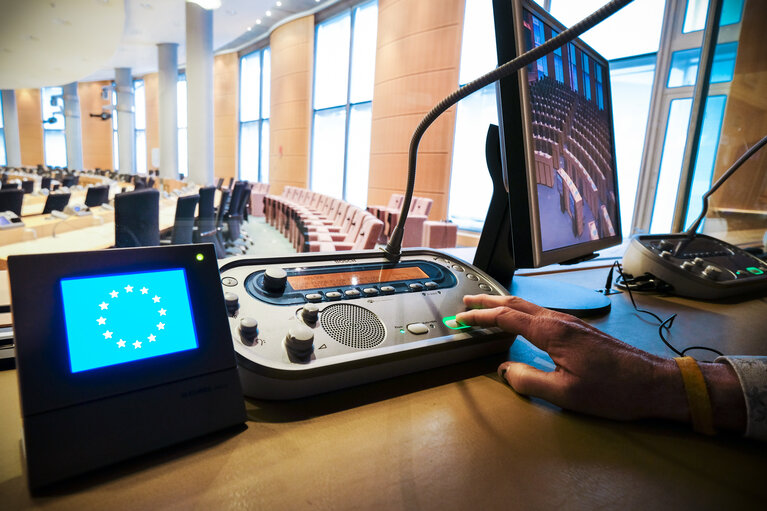 Fotografia 8: Stockshot of interpreter in the European Parliament