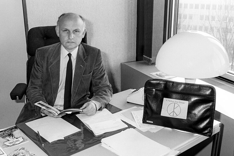 Michael McGOWAN in his office at the EP in Strasbourg - April 1985