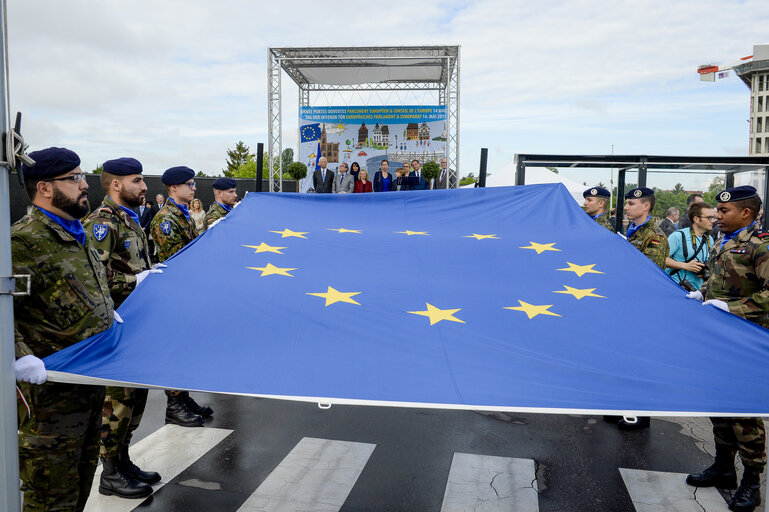 Foto 23: Open Day of the European institutions 2017 - Strasbourg -   Raise of the European Union flag by the Eurocorps