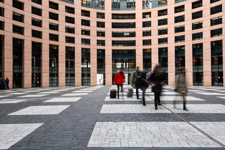 Fotografi 5: Arrival of civil servants by bus from Brussels to Strasbourg