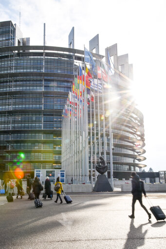 Fotografi 11: Arrival of civil servants by bus from Brussels to Strasbourg