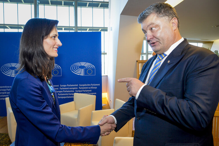 Fotogrāfija 5: Mariya GABRIEL meets with Petro POROSHENKO, President of Ukraine