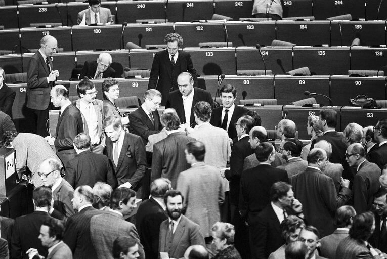 Fotografija 46: MEPs voting during the election of the new EP President in a plenary session in Strasbourg on the 20th of January 1987