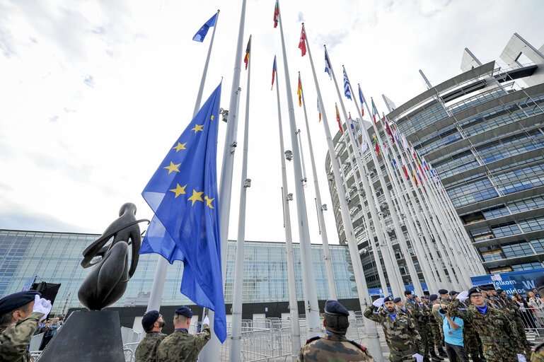 Fotografija 28: Open Day of the European institutions 2017 - Strasbourg -   Raise of the European Union flag by the Eurocorps