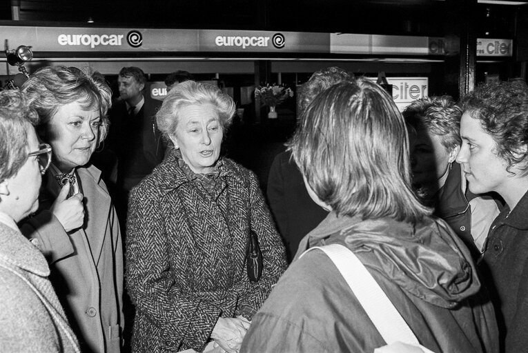 Photo 3: Association ' les meres d'Alger '  in february 1987