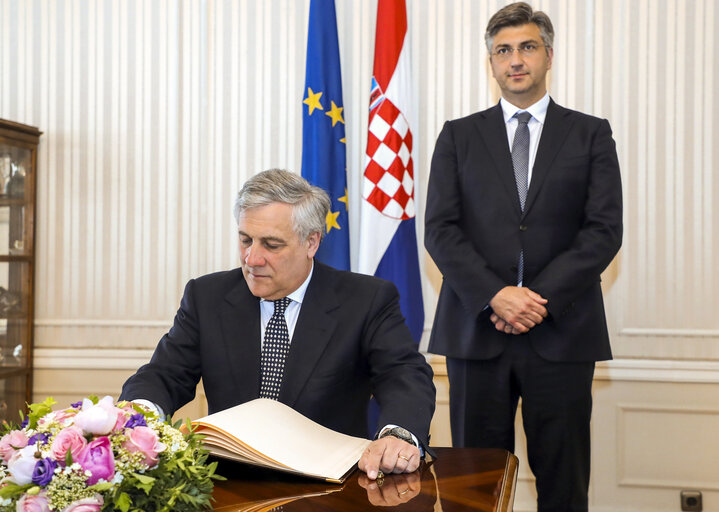 Zdjęcie 6: Official visit to Croatia - Andrej PLENKOVIC - Prime Minister of the Republic of Croatia meets with Antonio TAJANI - EP President - Signing of the Book of Honors