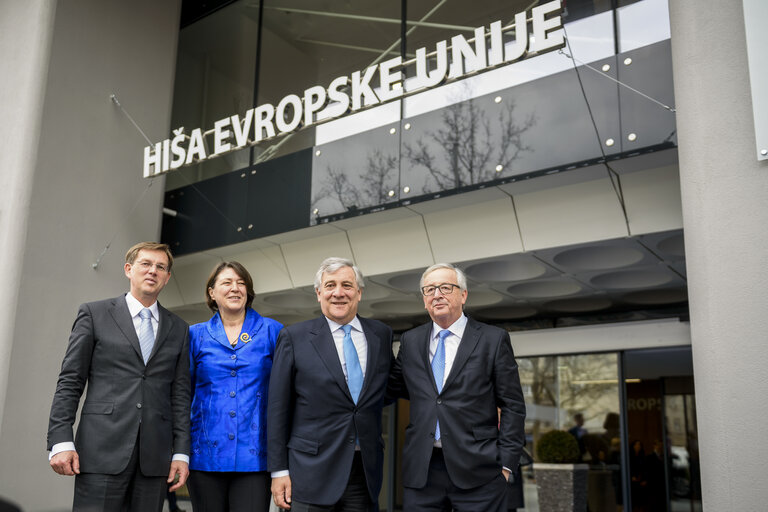 Fotogrāfija 5: Visit of the President of the European Parliament to Slovenia.  Miro CERAR - Slovenian Prime Minister, Violeta BULC - EC Commissioner,  Antonio TAJANI - EP President and Jean-Claude JUNKER - EC President pose for photo at the entrance of European Union House in Ljubljana, Slovenia on March 3, 2017.