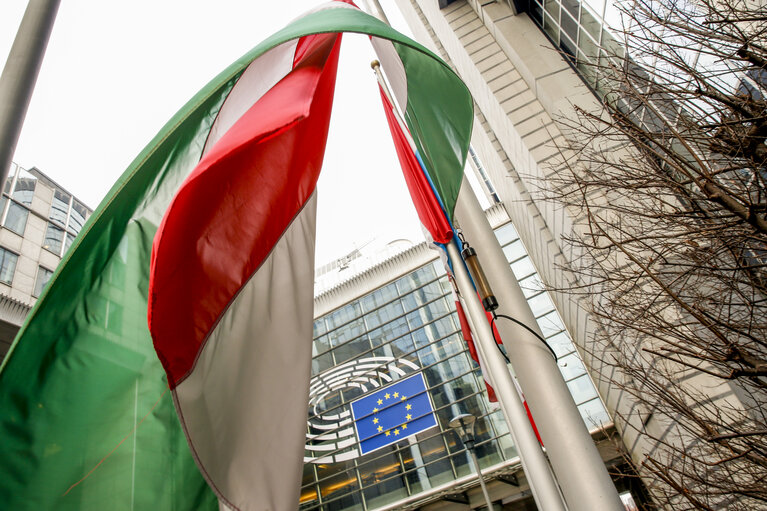 Fotografia 4: Hungarian flag at half-mast at the European Parliament in Brussels