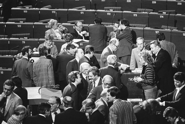 Fotografija 47: MEPs voting during the election of the new EP President in a plenary session in Strasbourg on the 20th of January 1987