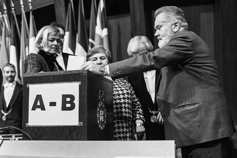 Fotografija 49: MEPs voting during the election of the new EP President in a plenary session in Strasbourg on the 20th of January 1987