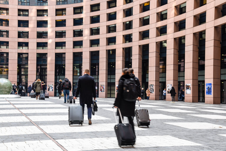 Fotografi 7: Arrival of civil servants by bus from Brussels to Strasbourg